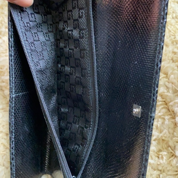 Gucci trifold lizard clutch. In black w/silver hardware/inside gg zip pocket. - Picture 4 of 6